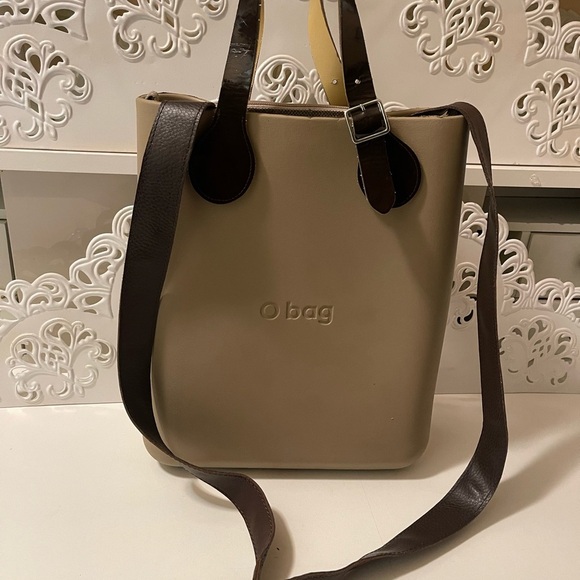 long shape O bag in good condition no scratch or any other damage fits a lot. - Picture 2 of 16